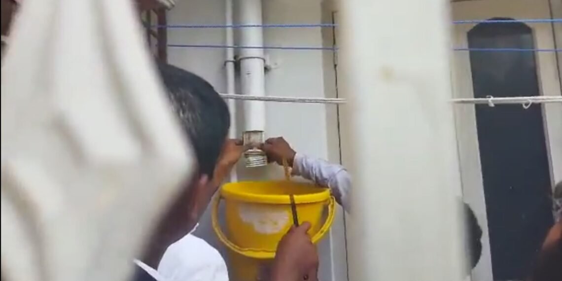 টকাই টকা! PWDৰ অভিযন্তাৰ পানীৰ পাইপেৰে পানীৰ ঠাইত ওলাইছে লাখ লাখ টকা, চাওক VIDEO