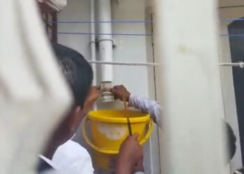টকাই টকা! PWDৰ অভিযন্তাৰ পানীৰ পাইপেৰে পানীৰ ঠাইত ওলাইছে লাখ লাখ টকা, চাওক VIDEO