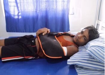 উজুটি খাই পৰি বিদ্যালয়তে হাত ভাঙে ছাত্ৰৰ; কিন্তু নিদিলে গুৰুত্ব শিক্ষকে, আধা ঘণ্টা ধৰি বিষত থাকিল ছটফটাই