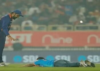 খেল চলি থকাৰ মাজতে অনুৰাগী সোমাই আহিল ফিল্ডলৈ; তাৰ পিছত যি ঘটিল সেয়া দেখি হতবাক ৰোহিত শৰ্মা, চাওক VIDEO