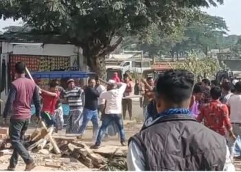 ভয়ংকৰ মাৰপিট; হাতে হাতে লাঠি-বাটাম, কেমেৰাৰ সন্মুখতেই যুদ্ধসদৃশ পৰিৱেশ, চাওক VIDEO