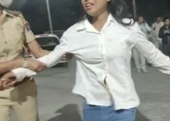 হাতত মদৰ বটল; মুখত অশ্লীল ভাষা, সুৰাৰ ৰাগীত পাহৰিলে ঘৰৰ ঠিকনা, মহানগৰীৰ গড়চুক থানাত নিশা মাতাল যুৱতীৰ (Drunk Women) উদ্ভণ্ডালি