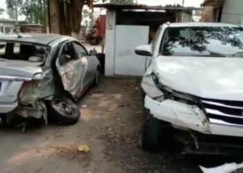 ভয়ংকৰ পথ দুৰ্ঘটনা; এখনে আনখনক বচাবলৈ গৈ দুয়োখন বাহনৰে খুন্দা ডিভাইডাৰত, কথমপি প্ৰাণৰক্ষা কেইবাজনৰো