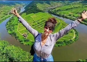 শিলৰ ওপৰত থিয় হৈ ফটো তুলাই কাল হ’ল এগৰাকী মহিলাৰ; স্বামীৰ সন্মুখতে ৫ ছেকেণ্ডত ১০০ ফুট তললৈ বাগৰি পৰে মহিলাগৰাকী