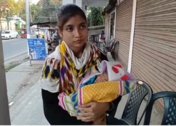 ছোৱালী জন্ম দিয়াৰ বাবে এগৰাকী মহিলাক অকথ্য নিৰ্যাতন; ‘ভিনদেৱে মোৰ বাইদেউক মাৰিবলৈ খেদি আহে, ভাত খাবলৈ নিদিয়ে’- নিৰ্যাতিতা মহিলাৰ ভনীয়েকৰ ভাষ্য