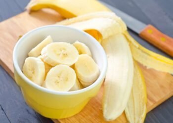এইসকল লোকে ভুলতেও নাখাব কল (Banana); অন্যথা বহুতো ৰোগে আগুৰি ধৰিব পাৰে, আহক জানো কি হ’ব ক্ষতি
