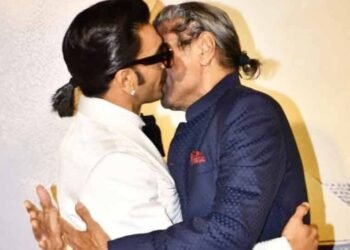 ৰণবীৰ সিঙে কপিল দেৱক ৰাজহুৱাভাৱে কৰিলে KISS; ছচিয়েল মিডিয়াত ভাইৰেল হোৱা ফটোই সৃষ্টি কৰে চাঞ্চল্যৰ