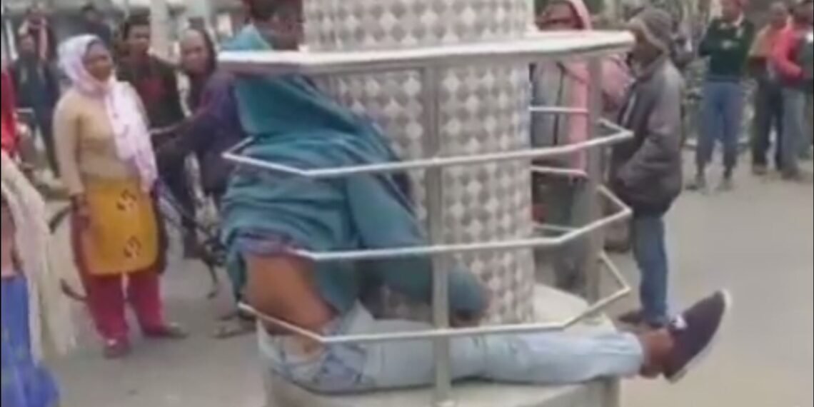 টেটুলৈকে গিলি সুৰাপায়ীৰ এই বিলৈ! অত্যাধিক সুৰাপান কৰি ৰাজপথৰ লোহাৰ স্তম্ভৰ মাজতে পৰিল সোমাই, চাওক Viral Video