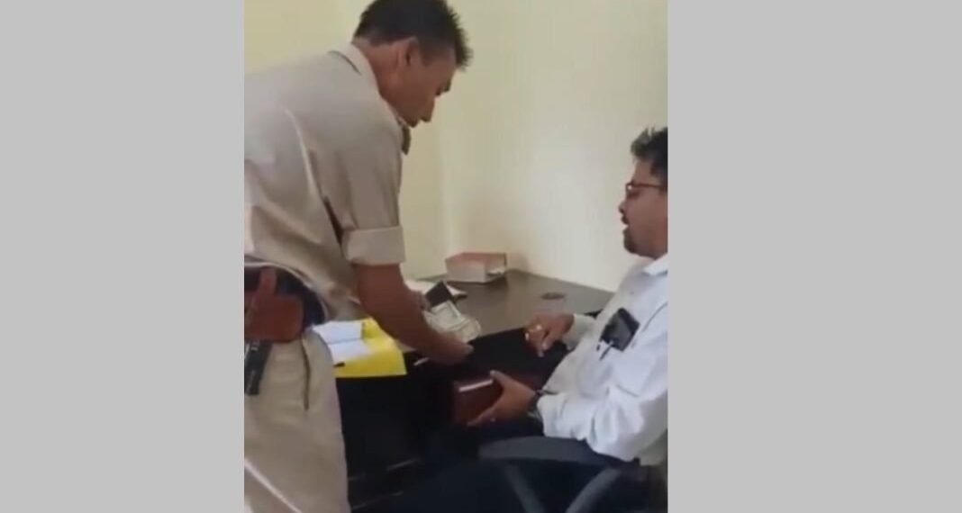 ৫ হাজাৰ টকাৰ ঘোচ (Bribe) লৈ ৰঙাঘৰৰ আলহী হ’ল এইজন আৰক্ষী বিষয়া; গোপন কেমেৰাত বন্দী হৈছিল উকোচ লোৱাৰ দৃশ্য, চাওক VIDEO