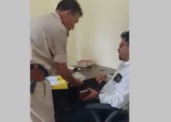 ৫ হাজাৰ টকাৰ ঘোচ (Bribe) লৈ ৰঙাঘৰৰ আলহী হ’ল এইজন আৰক্ষী বিষয়া; গোপন কেমেৰাত বন্দী হৈছিল উকোচ লোৱাৰ দৃশ্য, চাওক VIDEO