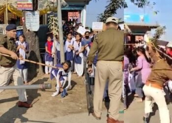বিলাতী সুৰাৰ বিপনী স্থাপনৰ বিৰোধিতাত প্ৰতিবাদ; আৰক্ষীৰ বৰ্বৰ লাঠীচালনাত গুৰুতৰভাৱে আহত ২৪ গৰাকী ছাত্ৰ-ছাত্ৰীসহ আৰু কেইবাজনো