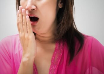 মুখৰ দুৰ্গন্ধৰ বাবে আপুনি কেতিয়াবা লাজত পৰিছে নেকি? আহক জানো ইয়াৰ কাৰণ আৰু আঁতৰোৱাৰ ঘৰুৱা প্ৰতিকাৰ