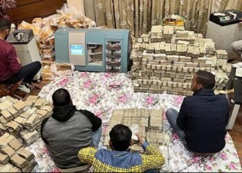 টকাই টকা আলমীৰাত! ‘আতৰ ব্যৱসায়’ৰ ঘৰত উদ্ধাৰ ১৭০ কোটি টকা; GST দলে ১৫-২০টা আলমীৰা কাটি উদ্ধাৰ কৰিলে টকাখিনি, টকা নিবলৈ আহিল কণ্টেইনাৰ ট্ৰাক