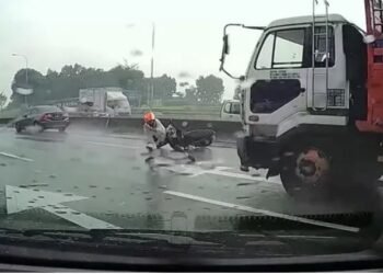 মাজ ৰাস্তাতে পিছলি পৰিল বাইক আৰোহী; সন্মুখৰ পৰা আহিল এখন ট্ৰাক, তাৰ পিছত যি ঘটিল সেয়া দেখি আপোনাৰো গাৰ নোম শিঁয়ৰি উঠিব- চাওক Shocking Video