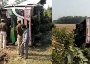 ভয়ংকৰ পথ দুৰ্ঘটনা; ৪০ গৰাকী যাত্ৰীসহ খাৱৈত বাগৰি পৰে দ্ৰুতবেগী আল্ট্ৰা বাছ, কথমপি প্ৰাণ ৰক্ষা আটাইকেইজনৰে যদিও কম-বেছি পৰিমাণে আহত