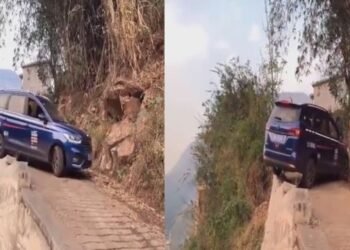 গাড়ী ঘূৰোৱা এই ভয়ংকৰ ভিডিঅ’টো দেখিলে আপোনাৰো মুখৰ পৰা ওলাব Oh My God! চাওক Viral Video
