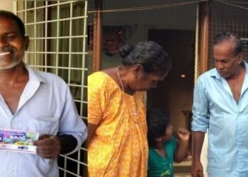 ভাগ্যৰ চকৰি ঘূৰিলে ভিক্ষাৰীও ৰজা হয়! ৫০০ টকা খুচুৰা কৰিবৰ বাবে ক্ৰয় কৰিছিল এটা লটাৰী টিকট; এতিয়া কোটিপতি হ’ল এজন দৰিদ্ৰ লোক
