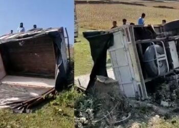 ৫০ বেগ চাউলসহ বলেৰ’ পিক আপ দুৰ্ঘটনাগ্ৰস্ত; ঘটনাস্থলীৰ পৰা চালক-হেণ্ডিমেনৰ পলায়ন