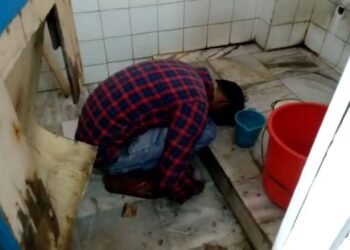হত্যা নে ড্ৰাগছৰ অভাৰডোজ! হাস্পতালৰ শৌচাগাৰত বহি থকা অৱস্থাত উদ্ধাৰ এজন যুৱকৰ মৃতদেহ; কাষতে পৰি আছিল এটা ড্ৰাগছ লোৱা চিৰিঞ্জ