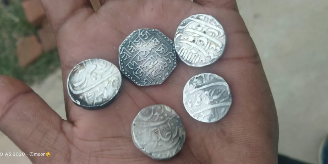 মাটি খান্দোতে টেকেলীৰ সৈতে ওলাল আহোম যুগৰ ৰূপৰ মুদ্ৰা; এই ঘটনা শিৱসাগৰৰ