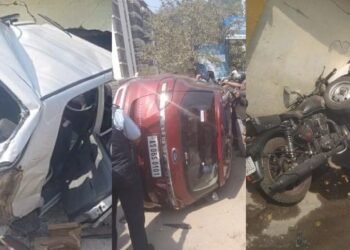 ভয়ংকৰ! এখন দ্ৰুতবেগী ফ’ৰ্ড এণ্ডেভাৰ টাইটেনিয়াম বাহনে প্ৰথমে এখন এল্ট’ বাহনক খুন্দা মাৰে, তাৰ পিছত ৰখাই থোৱা এখন বুলেটক, আটাইকেইখন বাহনে ধ্বংস, দুৰ্ঘটনাটোত এজন নিহত, ৩জন আহত
