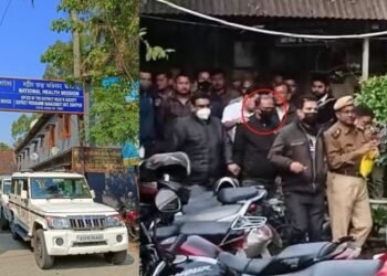 মাত্ৰ ১০০ টকা ঘোচ লৈ গ্ৰেপ্তাৰ ভূপেন বৰা নামৰ এগৰাকী স্বাস্থ্য বিভাগৰ কৰ্মচাৰী; ঘোচ লোৱা অৱস্থাত হাতে-লোটে গ্রেপ্তাৰ কৰ্মচাৰীজন