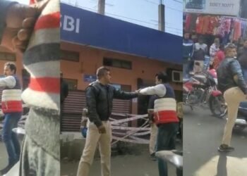 পুনৰ আৰক্ষীৰ গুণ্ডাগিৰি; হেলমেট নিপিন্ধাক লৈ আৰক্ষীক প্ৰশ্ন কৰাত সাংবাদিকক শোধালে চৰ, মাৰিলে গোৰ, লগতে ৰাজপথতে অশ্ৰাব্য ভাষাৰে গালি গালাজ, চাওক VIDEO