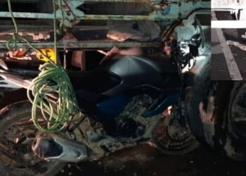 ৰাজ্যত পুনৰ পথ দুৰ্ঘটনা; ৰখাই থোৱা ট্ৰাকত খুন্দা মাৰে দ্ৰুতবেগী বাইকে, থিতাতে নিহত হোৱা যুৱকজনক ট্ৰাকৰ তলৰ পৰা কৰে উদ্ধাৰ