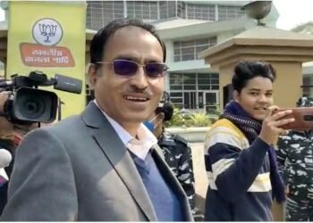 ‘মই বিজেপিৰ সভা বুলি গম নাপাওঁ, টয়লেটলৈহে আহিছিলো’- বিজেপিৰ গুৰুত্বপূর্ণ সভাত বিধায়ক শ্বেৰমান আলী, সাংবাদিকৰ কেমেৰা দেখি পলায়নৰ চেষ্টা বিধায়কগৰাকীৰ