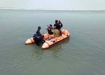 নিমাতীঘাটত পুনৰ অঘটন; ফেৰীৰ পৰা জাঁপ দি আত্মহত্যা সমীৰণ বৰুৱা নামৰ এজন যুৱকৰ, জাঁপ মৰাৰ পিছত আন যাত্ৰীয়ে যুৱকজনক দিছিল লাইফ জেকেট, কিন্তু লোৱা নাছিল
