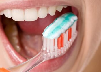 আচৰিত ঘটনা! দাঁত ব্ৰাছ (Brushing Teeth) কৰি থাকোতে বাথৰুমত পিছলিল ভৰি; তাৰ পিছত যি হ’ল সেয়া শুনিলে আপোনাৰো গাৰ নোম শিয়ঁৰি উঠিব, আহক জানো হ’ল কি?