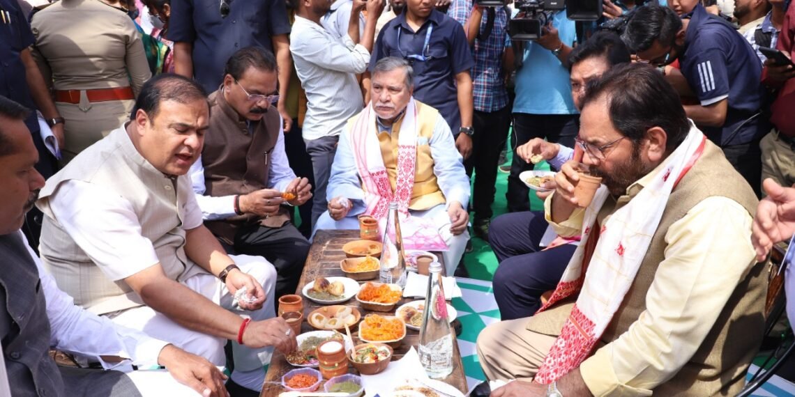 হুনাৰ হাটলৈ (Hunar Haat) আহিছে নে? বস্ত্ৰৰ পৰা খাদ্যলৈ, ঘৰ সজোৱা সামগ্ৰীৰ পৰা মনোৰঞ্জনৰ সামগ্ৰীলৈ, সকলো পাব তাত