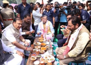 হুনাৰ হাটলৈ (Hunar Haat) আহিছে নে? বস্ত্ৰৰ পৰা খাদ্যলৈ, ঘৰ সজোৱা সামগ্ৰীৰ পৰা মনোৰঞ্জনৰ সামগ্ৰীলৈ, সকলো পাব তাত
