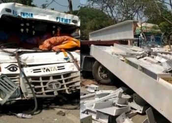 ভয়ংকৰ পথ দুৰ্ঘটনা; ৰখাই থোৱা ট্ৰাকত খুন্দা ট্ৰেইলাৰৰ, সৌভাগ্যক্ৰমে প্ৰাণ ৰক্ষা গাড়ীৰ চালক আৰু হেণ্ডিমেনৰ, চাওক Video