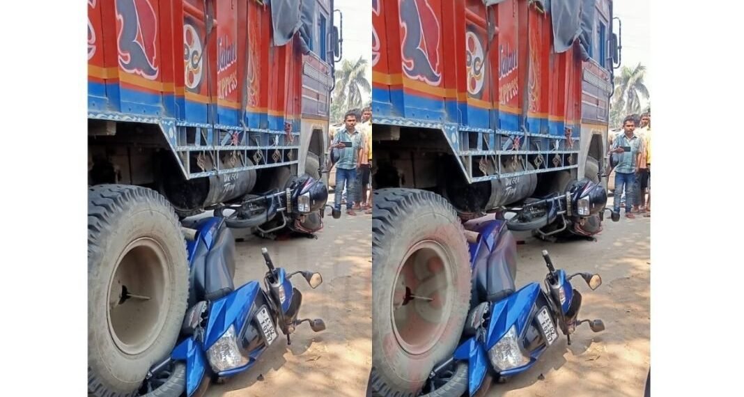 ৰাখে হৰি মাৰে কোনে! চিমেণ্ট ভৰ্তি ট্ৰাকে মহটিয়াই নিলে বাইক আৰু স্কুটিক; ২ আৰোহীয়ে জাঁপ মাৰি নিজৰ প্ৰাণ ৰক্ষা কৰে