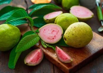 Health Tips: বৰ্ধিত ওজন হ্ৰাস কৰে মধুৰিআমে (Guava); আহক জানো খালী পেটত মধুৰিআম খোৱাৰ লাভালাভ