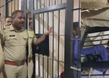 লক-আপৰ পৰা পলাল কয়দী; আৰক্ষীয়ে পুনৰ ধৰা পেলাই সুধিলে- ‘কেনেকৈ পলালি?’, Live Demo দেখুৱাই দিলে উত্তৰ, Watch Viral Video