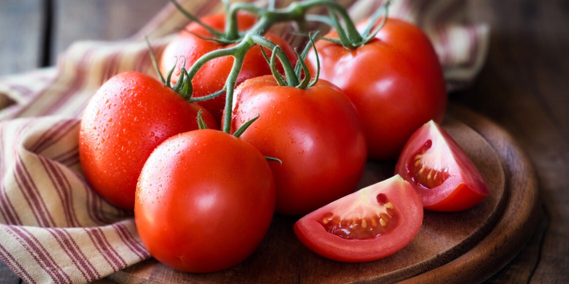 Health Tips: কেঁচাই হওক বা ৰান্ধিয়েই হওক বিলাহী (Tomato) খাই হয়তো সকলোৱে ভাল পাই; কিন্তু আপুনি জানেনে বিলাহীৰ আছে বহুকেইটা আশ্চৰ্যকৰ লাভালাভ, যদি নাজানে তেন্তে আহক জানি লওঁ