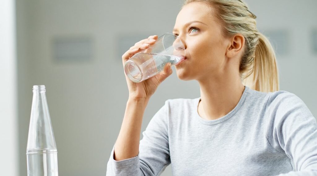 Lifestyle Tips: এদিনত কিমান গিলাচ পানী খাব লাগে (Drinking Water Benefits)? যদি জানে আপোনাৰে লাভ, যদি নাজানে তেন্তে আপোনাৰে হ’ব লোকচান, আহক জানি লওঁ