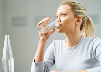 Lifestyle Tips: এদিনত কিমান গিলাচ পানী খাব লাগে (Drinking Water Benefits)? যদি জানে আপোনাৰে লাভ, যদি নাজানে তেন্তে আপোনাৰে হ’ব লোকচান, আহক জানি লওঁ