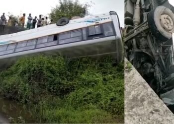 ভয়ংকৰ! নিয়ন্ত্ৰণ হেৰুৱাই দ’ খাৱৈত বাগৰি পৰে যাত্ৰীবাহী বাছ; এখন হাতেৰে মোবাইল চলাই আৰু এখন হাতেৰে গাড়ী চলোৱাৰ বাবে সংঘটিত এই দুৰ্ঘটনা, গুৰুতৰভাৱে আহত ৭জন