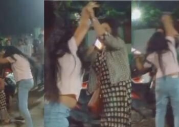 পাছফালে কণ্ঠশিল্পী নীল আকাশৰ চলি আছে গান; আগফালে মাজৰাস্তাতে ২ মহিলাৰ চুলিয়া-চুলি, কাপোৰ টনা-টনি, ৰণচণ্ডী ৰূপ, চাওক Video