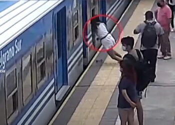 মূৰ ঘূৰাই অচেতন হৈ চলন্ত ৰে’লৰ তলত বাগৰি পৰে এগৰাকী যুৱতী; তাৰ পিছত যি ঘটিল সেয়া দেখিলে আপোনাৰো বুকু কঁপি উঠিব, চাওক Shocking Viral Video