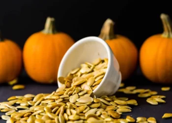 Health Tips: ৰঙালাও (Pumpkin) খাই গুটিবোৰ (Seeds) কি কৰে? যদি পেলাই দিয়ে তেন্তে আজিৰে পৰা বন্ধ কৰি দিয়ক; কাৰণ ৰঙালাও গুটিৰ আছে বহু লাভালাভ, বিশেষকৈ পুৰুষৰ বাবে, আহক জানো কি কি?