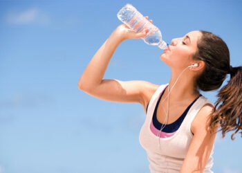 Health Tips: আহাৰ খোৱাৰ পিছত পানী খাব (Drink Water) লাগে নে নালাগে; আহক জানো পানী খোৱাৰ সঠিক সময় কি?