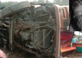 ভয়ংকৰ পথ দুৰ্ঘটনা; ৰৈ থকা যাত্ৰীবাহী অটোক পাছফালৰ পৰা খুন্দা ডাম্পাৰৰ; একেলগে ৩জন লোকে হেৰুৱালে প্ৰাণ