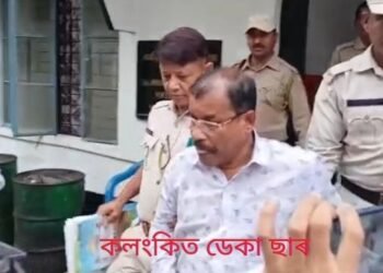‘ইমান বঢ়িয়া লাগে তোমাক চুমা খাই, মই বহুত চুমা খাম তোমাক’- ফোনত ছাত্ৰীৰ সৈতে ‘ডেকা ছাৰ’ৰ অশ্লীল কথা; ভাইৰেল হৈ পৰিছিল ফোনৰ এই সকলো কথা, তাৰ পিছত…