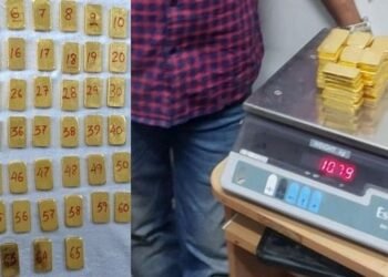 এখন, দুখন নহয়, মুঠ ৬৫খন সোণৰ বিস্কুট জব্দ; প্ৰায় ৫.৭৬ কোটি টকা মূল্যৰ সোণৰ বিস্কুটকেইখন, কাপোৰৰ বেগৰ ভিতৰত ভৰাই আনিছিল বিস্কুটকেইখন