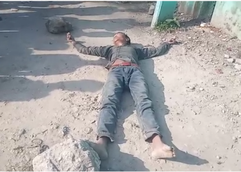 আচৰিত! ফোনত কথা পাতি থাকোতেই প্ৰাণ হেৰুৱালে এজন লোকে; এঠাইত বহি বন্ধুৰ সৈতে কথা পাতি আছিল, হঠাৎ মাটিত ঢলি পৰি কৰুণ মৃত্যুক সাৱটিলে লোকজনে