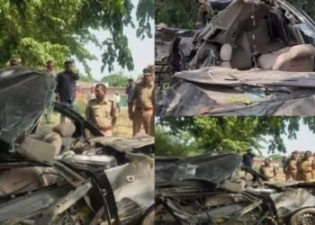 শোকাৱহ! হাঁহি-ফূৰ্তিৰে গৈ আছিল বিয়ালৈ; কিন্তু অতিমাত্ৰা স্পীডে হৈ পৰিল কাল, আদবাটতে দ্ৰুতবেগী ইনোভা বাহনৰ ভয়ংকৰ খুন্দা গছত, ঘটনাস্থলীতে ৬ গৰাকী লোকে হেৰুৱালে প্ৰাণ, দুৰ্ঘটনাটো ইমানেই ভয়ংকৰ আছিল যে বাহনখন সম্পূৰ্ণৰূপে বিধ্বস্ত